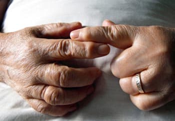 dau-khop-ngon-tay-tro-co-phai-benh-gout