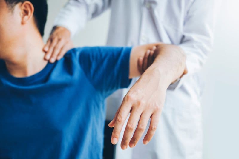 Điều trị viêm cột sống dính khớp như thế nào?