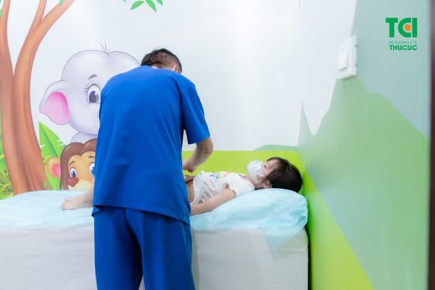 Trường hợp táo bón nặng, trẻ nên thăm khám và điều trị với chuyên gia