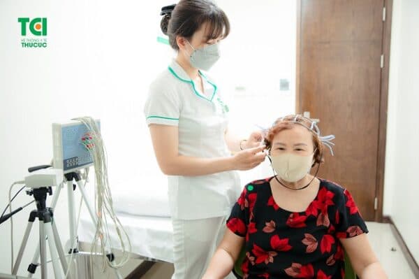 Khi bị đau đầu kéo dài bạn có thể phải đi bác sĩ khám để kiểm tra nguyên nhân