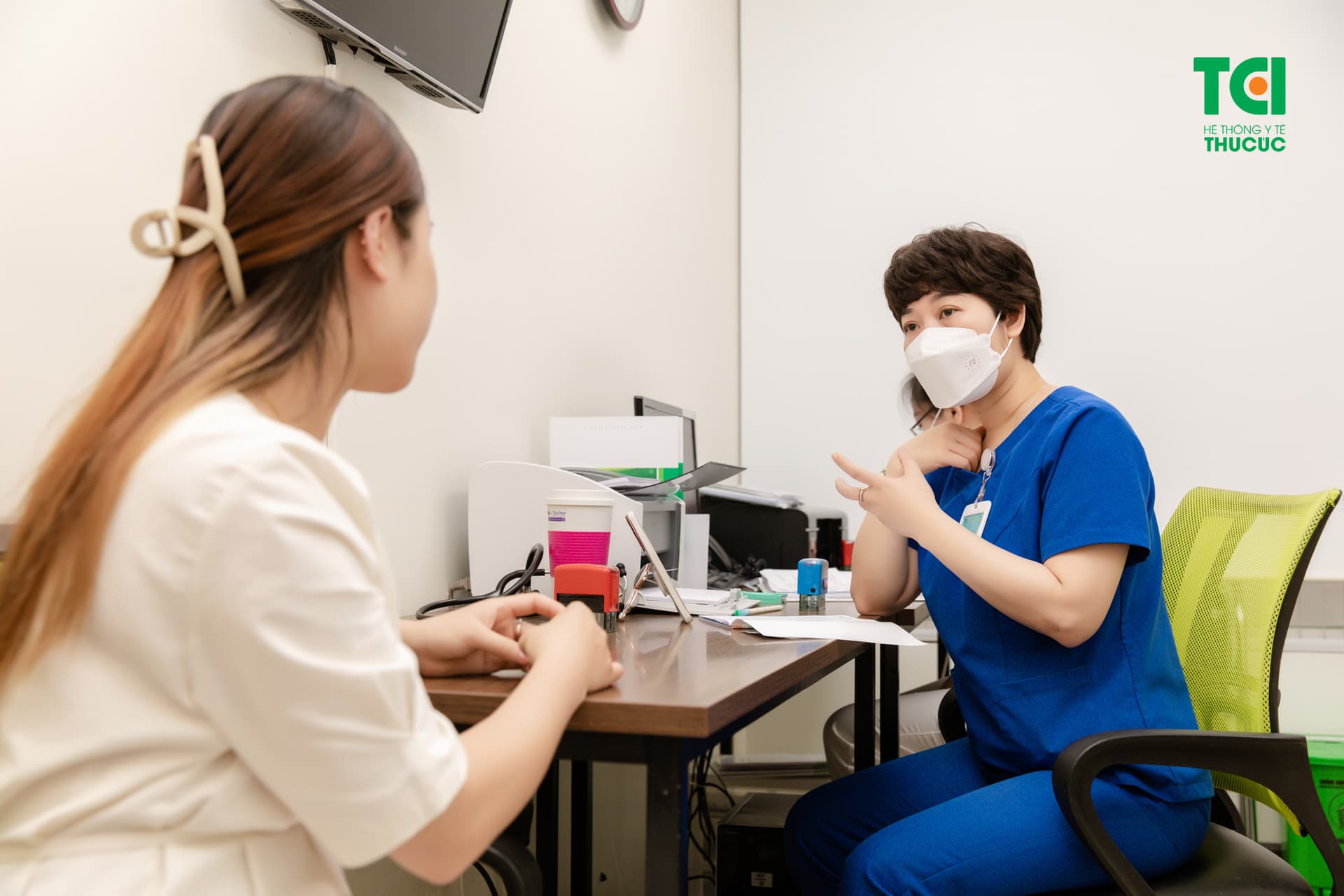 Nếu mẹ bị đau đầu ngực khi mang thai kèm theo triệu chứng bất thường, mẹ nên đến bệnh viện để khám