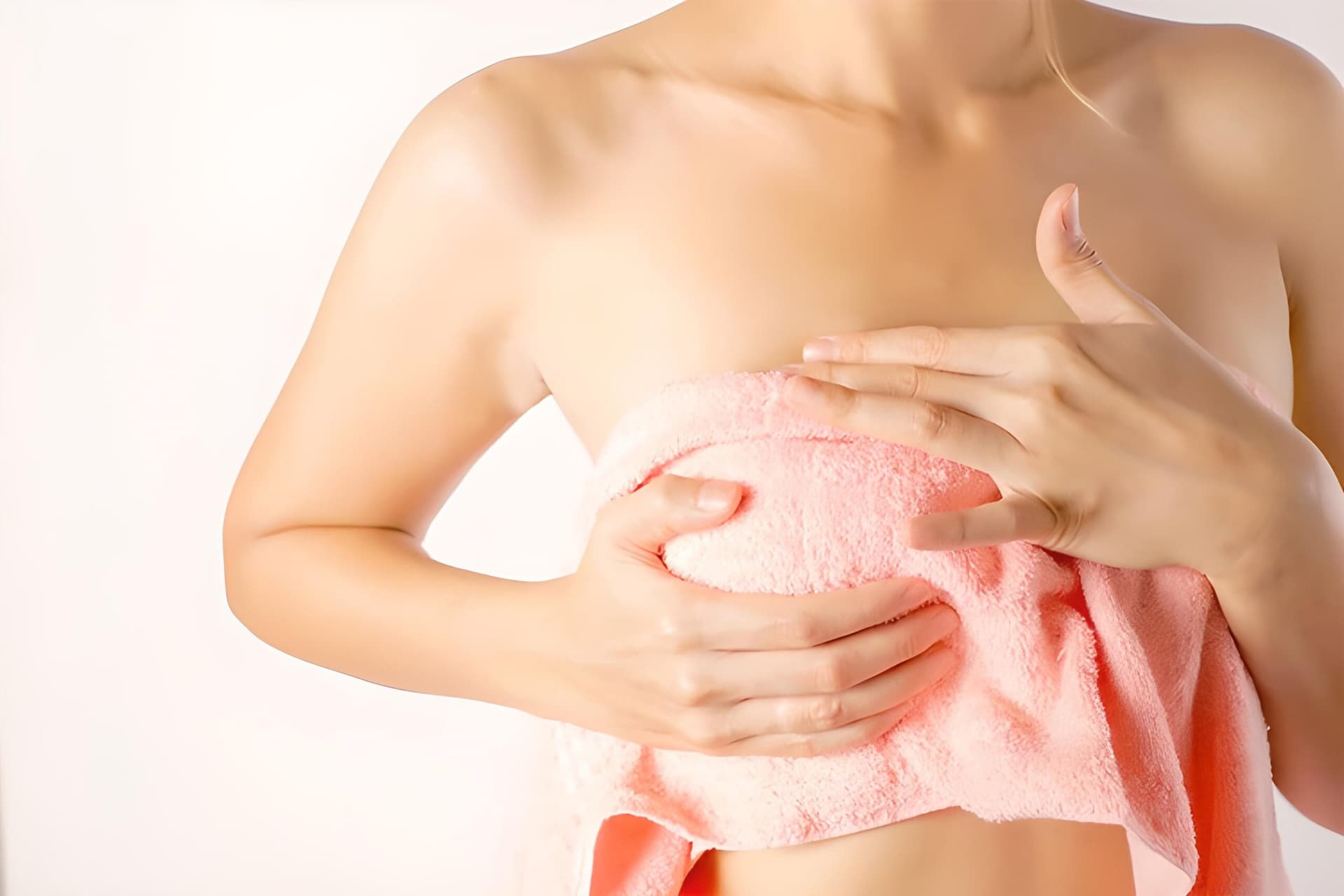 Sử dụng chườm nóng để giúp giảm đau và sưng ngực