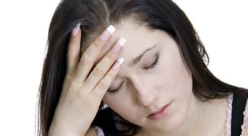 dau-nua-dau-ben-trai-la-benh-gi