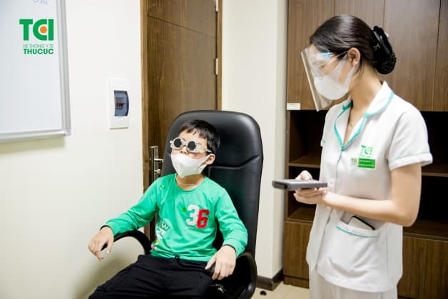 khám mắt cho trẻ