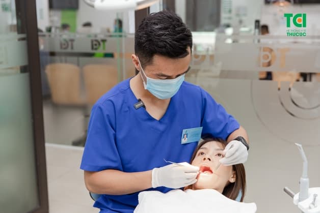 niềng răng với mắc cài sứ