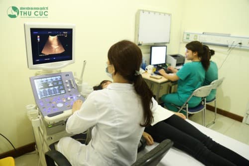 dau-1-ben-bung-phai-la-benh-gi