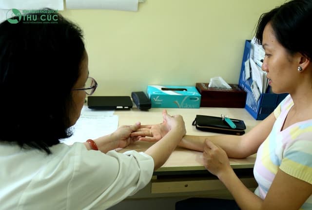 Bệnh vẩy nến là gì?những mảng lớn màu đỏ tía, tróc vẩy