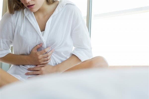 Đau ngực gần ngày kinh có nguy hiểm không?