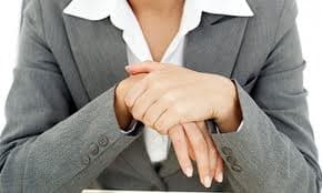 Viêm khớp cổ tay không chỉ khiến người bệnh cảm thấy đau nhức mà còn làm hạn chế vận động đặc biệt với các bà mẹ mới sinh, viêm khớp cổ tay sẽ ảnh hưởng đến việc chăm sóc con cái và sinh hoạt.