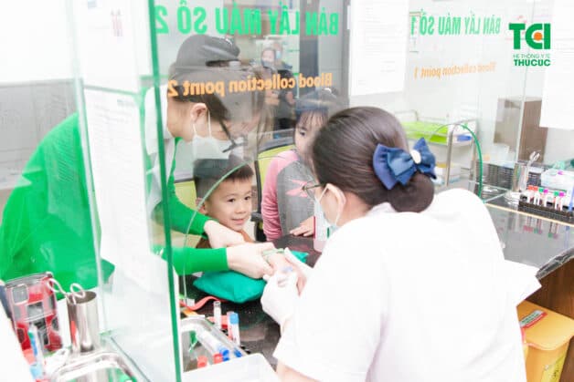 Xét nghiệm máu là một trong các thăm khám cận lâm sàng trẻ viêm khớp hàng cần thực hiện