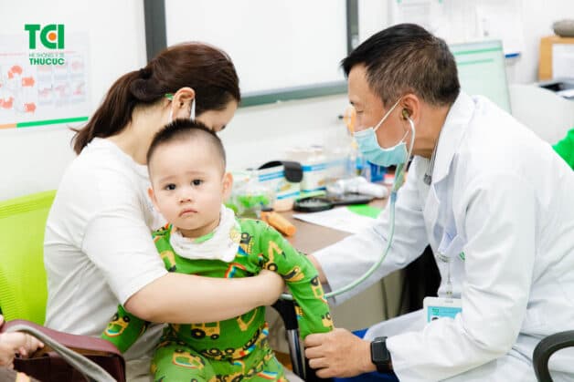 Cho trẻ thăm khám với chuyên gia ngay khi trẻ có dấu hiệu viêm phổi