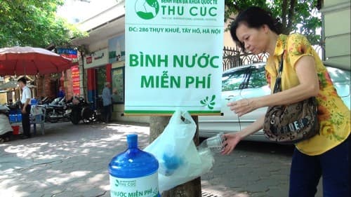 Giảm nhiệt mùa hè Hà Nội - 1000 bình nước miễn phí