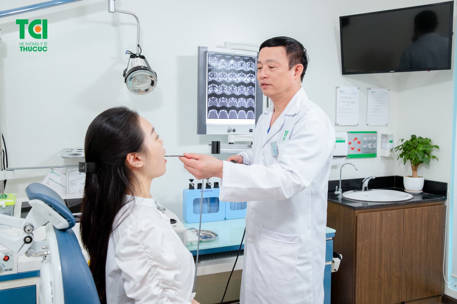 Khi bị hội chứng nhiễm trùng đường hô hấp dưới, người bệnh cần đi khám bác sĩ chuyên khoa càng nhanh càng tốt