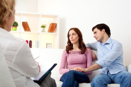 Sỏi thận lâu ngày có thể dẫn đến suy thận. Suy thận là một trong những nguyên nhân gây nên tình trạng yếu sinh lý, giảm chất lượng đời sống tình dục, giảm ham muốn, gây vô sinh với cả nam và nữ.