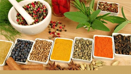 Thực phẩm nhiều gia vị cũng gây nên chứng khó tiêu hay ợ