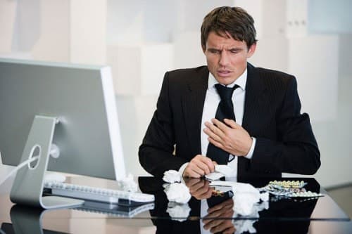 dau-nguc-phai-la-benh-gi