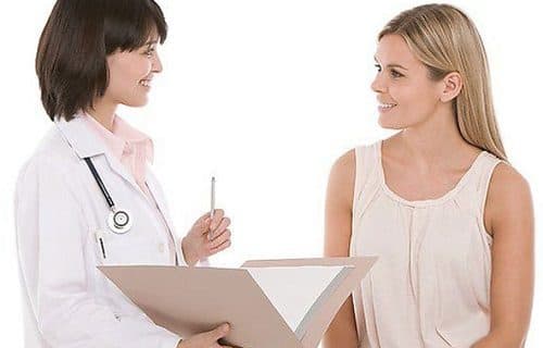 Đi khám bác sĩ để có phương pháp điều trị thích hợp nhất