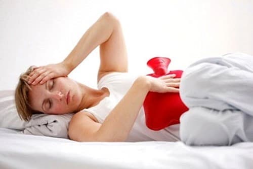 Chườm nóng có tác dụng giảm triệu chứng đau khó chịu