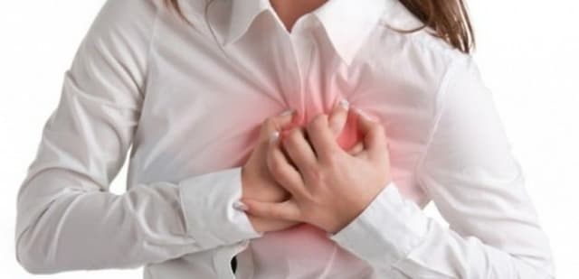 Bị đau giữa ngực có nguy hiểm không?