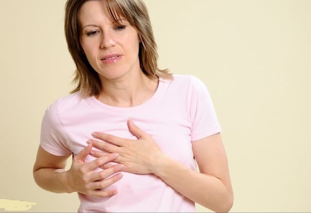 Đau ngực gần tim là bệnh gì?cách điều trị như thế nào