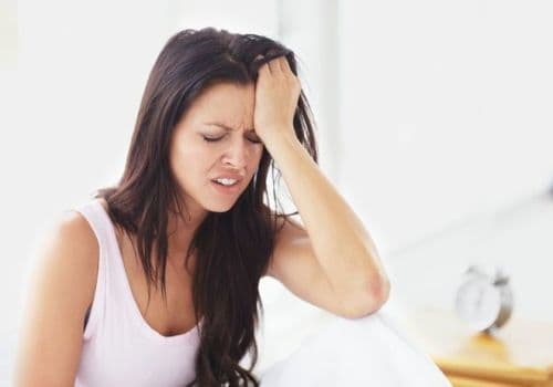 Đau nửa đầu có đặc điểm cơ bản là đau nửa đầu từng cơn, đau nhức có thể kéo dài liên tục từ 4 -72 giờ.