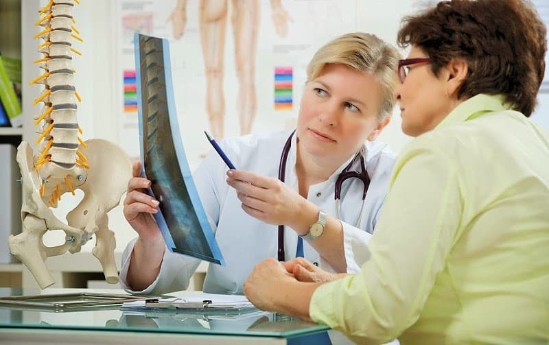 Khám chuyên khoa cơ xương khớp là cách tốt nhất giúp bạn xác định nguyên nhân gây đau mỏi lưng
