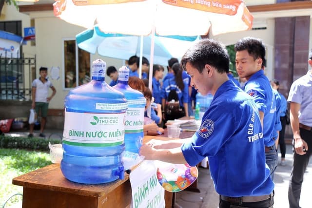 Bình nước miễn phí – Tiếp sức mùa thi