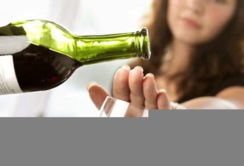 Thay đổi thói quen ăn uống và hạn chế bia rượu là cách giúp cải thiện tình trạng khó tiêu sau khi ăn