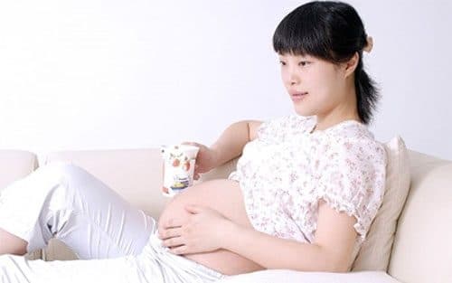 rong thời gian mang thai, các bà bầu có thể bị mắc chứng táo bón nên cần phải uống nhiều nước và bổ sung chất xơ