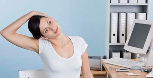 5-dong-tac-giam-dau-vai-gay-hieu-qua