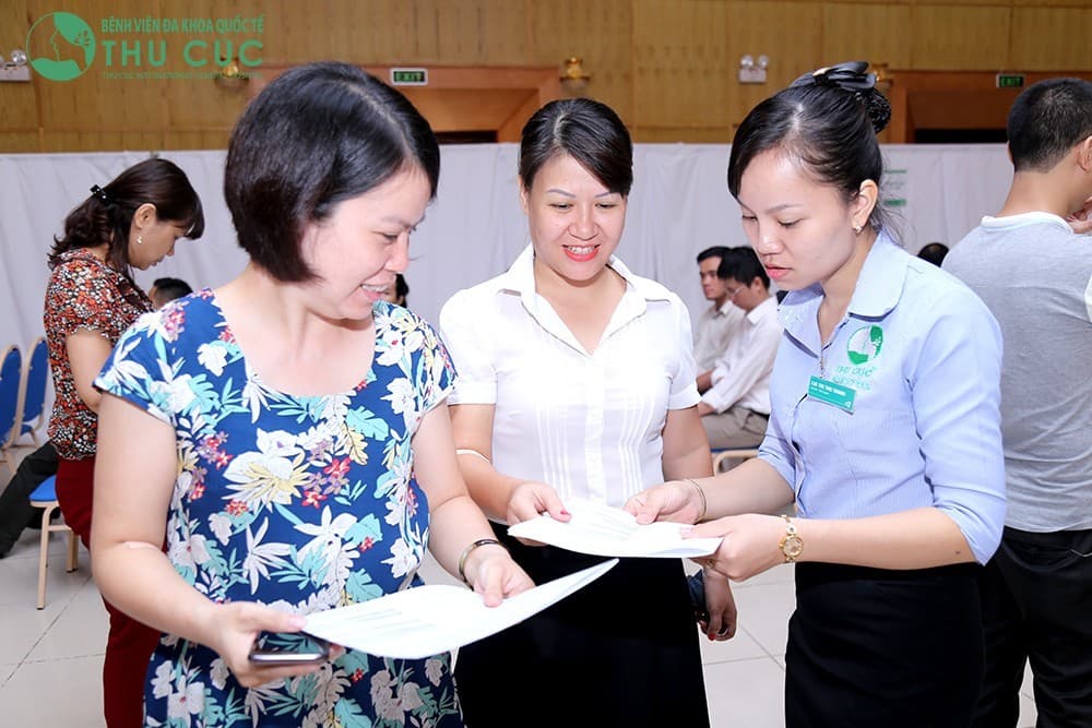 Nhân viên hướng dẫn tỉ mỉ