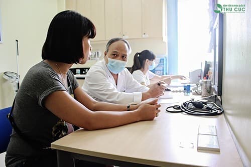 Đi khám bác sĩ để có phương pháp hỗ trợ điều trị an toàn, hiệu quả (ảnh minh họa)