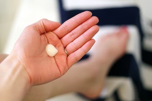 Bệnh nấm da được điều trị chủ yếu bằng thuốc chống nấm dạng bôi hoặc uống.