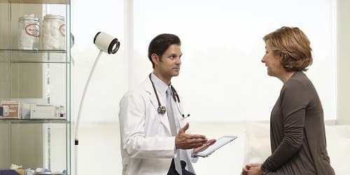 Trước hết bác sĩ sẽ hỏi người bệnh về tiền sử bệnh tật, khám lâm sàng và kiểm tra men gan.