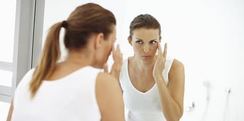 Một số loại đau mắt đỏ có thể gây ra tình trạng viêm giác mạc. 