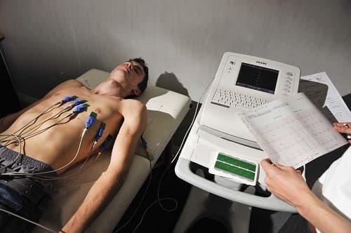 Xét nghiệm điện tâm đồ được thực hiện để bác sĩ đánh giá tình trạng tim của người bệnh, chẳng hạn như người bệnh có nhịp tim không đều hoặc có hình dạng trên điện tâm đồ bất thường.
