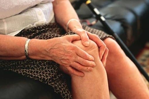 Đau khớp khi trở trời là bệnh thường gặp, mắc nhiều ở người cao tuổi