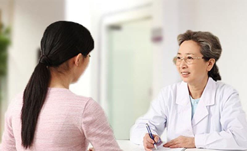 Khi phát hiện tiểu ra máu cần đi khám chuyên khoa ngay để được tư vấn