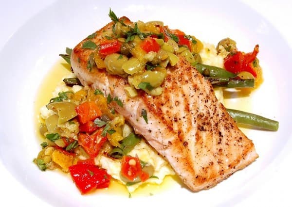 Chế độ ăn nhiều cá muối, thịt muối, thiếu rau xanh cũng là một nguyên nhân bệnh ung thư vòm họng.