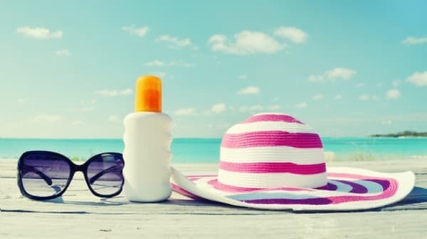 Bảo vệ da khỏi ánh nắng mặt trời bằng cách sử dụng kem chống nắng, đội mũ rộng vành, đeo kính, mặc quần áo dài rộng,
