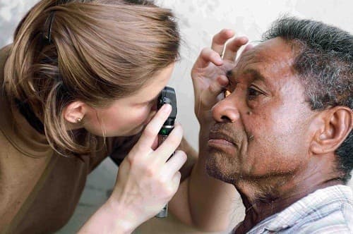 Trước tiên bác sĩ có thể khám lâm sàng để chẩn đoán đau mắt hột.