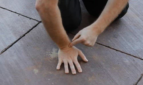 Chấn thương cổ tay thường xảy ra khi đột ngột bị ngã chống tay xuống đất.