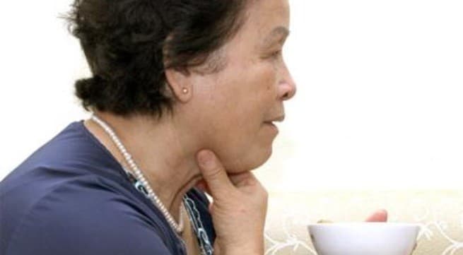 trieu-chung-ung-thu-tuyen-giap-kho-nuot