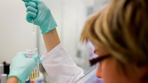 Trong chẩn đoán viêm tiết niệu ở trẻ nhỏ, sau khi khám lâm sàng và hỏi về các triệu chứng, bác sĩ sẽ lấy mẫu nước tiểu để kiểm tra và xác định vi khuẩn gây nhiễm trùng.