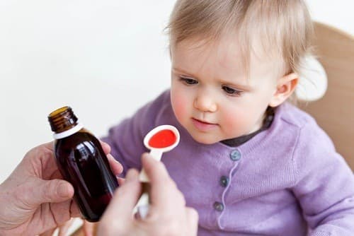 Viêm tiết niệu ở trẻ nhỏ thường được điều trị bằng thuốc kháng sinh. 