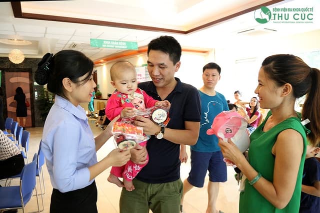 Bệnh viện Thu Cúc tặng quà trung thu cho các bệnh nhi