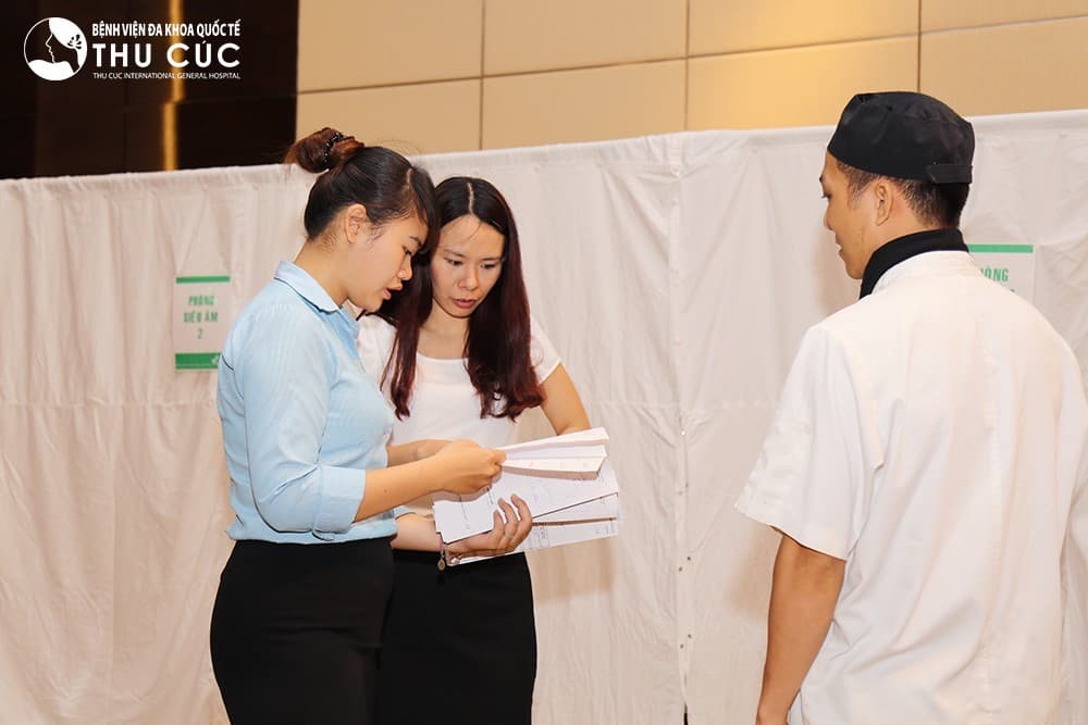 nhân viên khách sạn JW Marriott khám sức khỏe tại Bệnh viện Thu Cúc