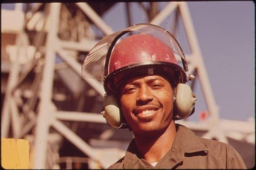 Nên sử dụng bịt tai hoặc nút tai khi phải làm việc với các thiết bị ồn ào.