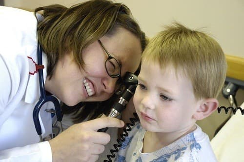 Tốt nhất là tới bệnh viện để được kiểm tra và tư vấn điều trị hiệu quả nhằm làm giảm nguy cơ nhiễm trùng thứ cấp.