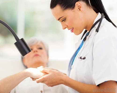 Khi nghi ngờ bị chàm tổ đỉa, nên tới bệnh viện để được kiểm tra và tư vấn điều trị. 